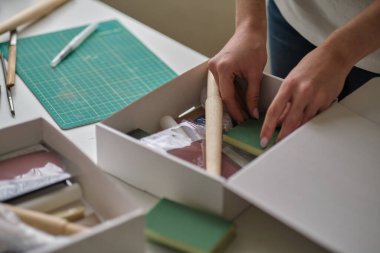 Tanınmayan kadın girişimci bir kutuda mal topluyor ve bir kurye şirketi aracılığıyla paket göndermek üzere. servis hizmeti kavramı