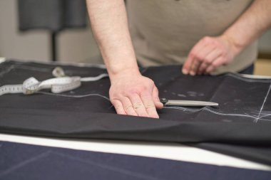 Terzi eskiz çizgisinde kumaş kesiyor. Moda tasarımcısı ya da atölyedeki lağım temizleyicisi yeni koleksiyon giysileri tasarlıyor. Dükkan sahibi ve girişimci konsepti