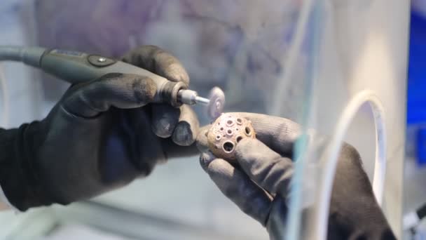 Manos de joyero trabajando con un anillo. Este video muestra las manos de joyero limpiando un anillo con una herramienta rotativa. — Vídeo de stock