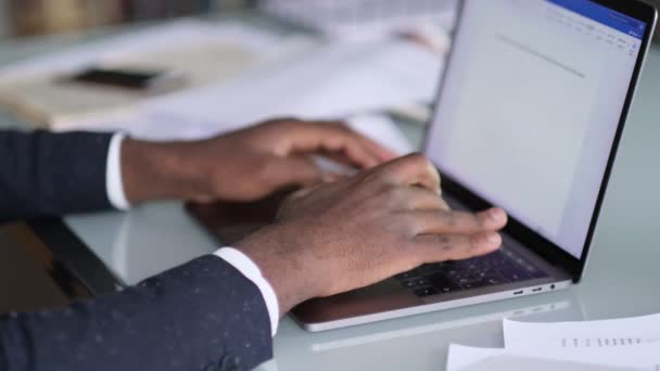 Afro-americano a escrever no teclado. homem de negócios trabalhando no laptop — Vídeo de Stock