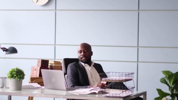 Зображення афроамериканського бізнесмена, який стоїть на столі.. — стокове відео