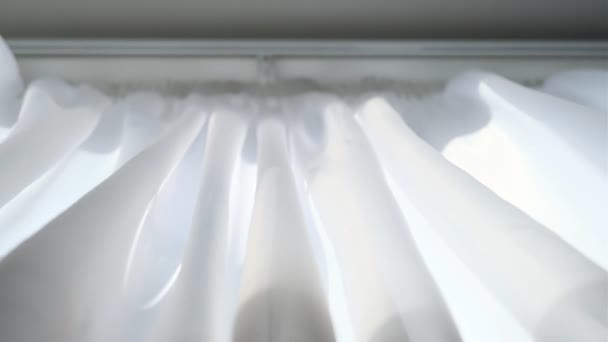 Luminoso sole del mattino nella finestra aperta attraverso le tende. Astratto bianco tenda ondulante in appartamento camera da letto bianca. — Video Stock
