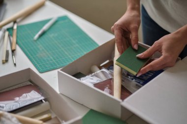 Tanınmayan kadın girişimci bir kutuda mal topluyor ve bir kurye şirketi aracılığıyla paket göndermek üzere. servis hizmeti kavramı