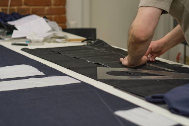 Terzi eskiz çizgisinde kumaş kesiyor. Moda tasarımcısı ya da atölyedeki lağım temizleyicisi yeni koleksiyon giysileri tasarlıyor. Dükkan sahibi ve girişimci konsepti