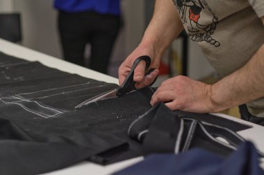 Terzi eskiz çizgisinde kumaş kesiyor. Moda tasarımcısı ya da atölyedeki lağım temizleyicisi yeni koleksiyon giysileri tasarlıyor. Dükkan sahibi ve girişimci konsepti