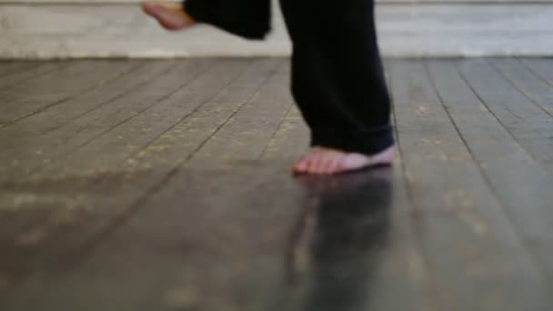 Vrouwen blote voeten krijgen opgewarmd door ballet oefening van het staan op de top van tenen op houten vloer. vrouwelijke benen uit te voeren dans moves — Stockvideo
