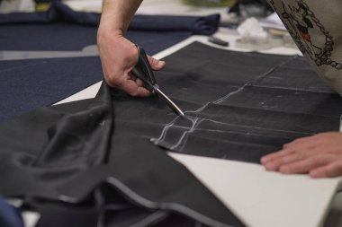 Terzi eskiz çizgisinde kumaş kesiyor. Moda tasarımcısı ya da atölyedeki lağım temizleyicisi yeni koleksiyon giysileri tasarlıyor. Dükkan sahibi ve girişimci konsepti