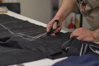 Terzi eskiz çizgisinde kumaş kesiyor. Moda tasarımcısı ya da atölyedeki lağım temizleyicisi yeni koleksiyon giysileri tasarlıyor. Dükkan sahibi ve girişimci konsepti