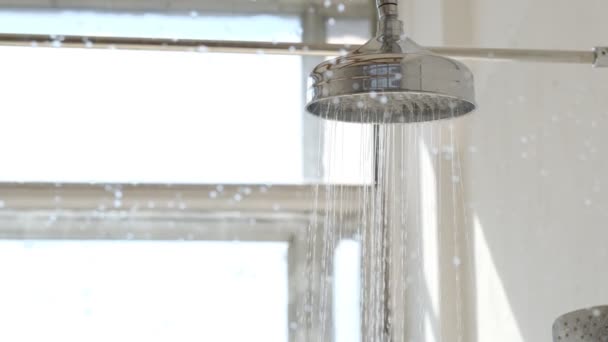 Ducha detrás de la ventana de vidrio húmedo con gotas de agua salpicaduras. Agua corriendo desde la cabeza de la ducha y el grifo — Vídeo de stock