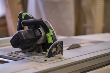 Marangoz aletleri arka planda. Eski doğramacılık endüstriyel değil. Mobilya detaylarıyla marangoz masası