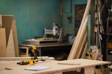 Marangoz aletleri arka planda. Eski doğramacılık endüstriyel değil. Mobilya detaylarıyla marangoz masası