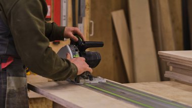 Ahşap işçiliği ve mobilya yapımı. Marangozluk, marangozluk, ahşap işçiliği, profesyonel marangozluk, endüstriyel konsept.