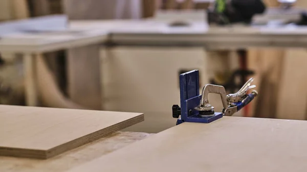 Charpentier outils arrière-plan. vieille menuiserie pas de gens industriels. table de menuisiers avec des détails de meubles — Photo