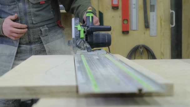 Chiudete. Falegname in officina lucida bordo di legno con una levigatrice orbitale elettrica. Concetto di lavorazione del legno e mobili. — Video Stock