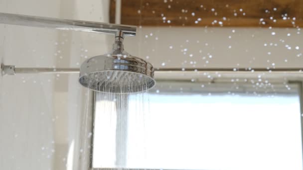 Sprcha za mokrým skleněným oknem se stříkajícími kapkami vody. Voda tekoucí ze sprchy a kohoutku — Stock video