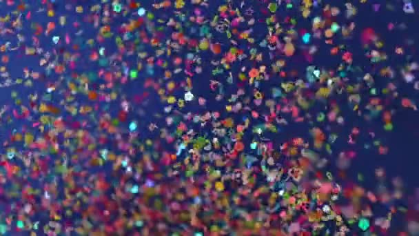 Chiudi l'esplosione di Confetti su sfondo nero. I coriandoli del rallentatore che cadono video. Multi particelle di colore che volano dopo essere esplose — Video Stock