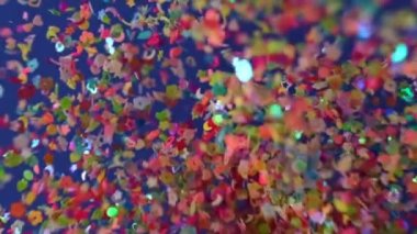 Konfeti patlamasını siyah arkaplanda kapat. Slow Motion konfetisi düşen video. Patlamadan sonra uçan çok renkli parçacıklar