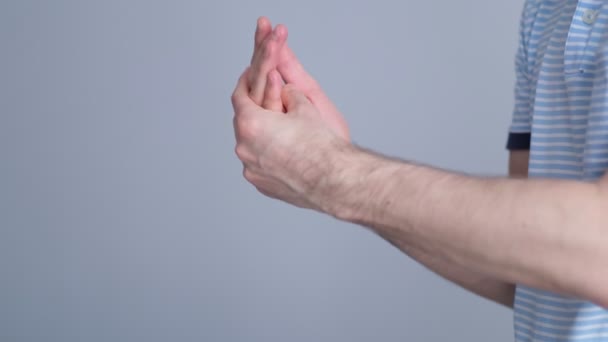 Un hombre masajea un porro en su mano. De cerca. Síndrome del túnel carpiano, artritis, concepto de enfermedad neurológica. Entumecimiento de la mano. material de video. Movimiento lento — Vídeos de Stock