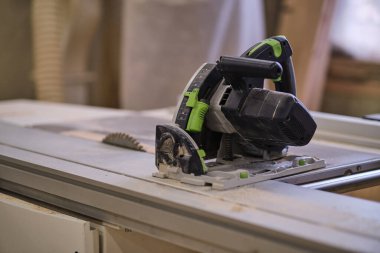 Marangoz aletleri arka planda. Eski doğramacılık endüstriyel değil. Mobilya detaylarıyla marangoz masası