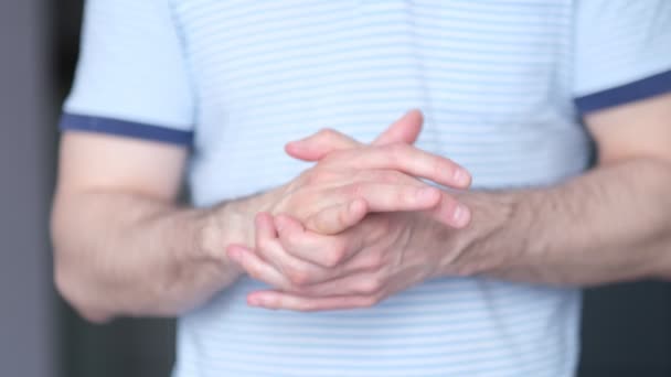 Adam kendini fırçasından tutar ve şiddetli bir acı hisseder. Erkek kolları, bilgisayar ve dizüstü bilgisayardaki uzun çalışmalardan kaynaklanan ağrılı bileğini tutuyor. Video kayıtları. Yavaş çekim, yumuşak odaklanma — Stok video