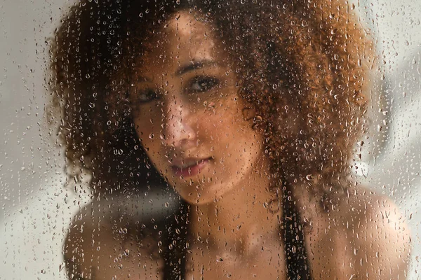 샤워하고 있는 젊은 여성의 생생 한 초상화. 변색 된 암컷은 샤워실 유리를 통해 본다. 미술 초상. 여성적 아름다움. 흉터의 건강. — 스톡 사진