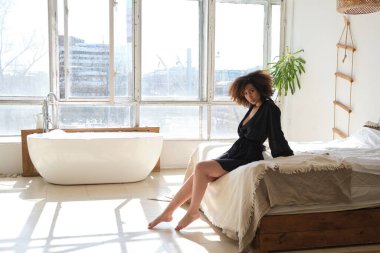 Güzel siyah, karışık ırklı, Afro-Amerikan modeller vesikalık portre için poz veriyor. Kıvırcık saçlı, gülümseyen güzel siyahi bir kadına yaklaş..