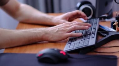 Yakın plan. Bilgisayarın yardımıyla klavyede çalışan profesyonel bir erkek. Serbest İşçi, modern dizüstü bilgisayarla çalışıyor. Yavaş çekim videosu. yumuşak odak