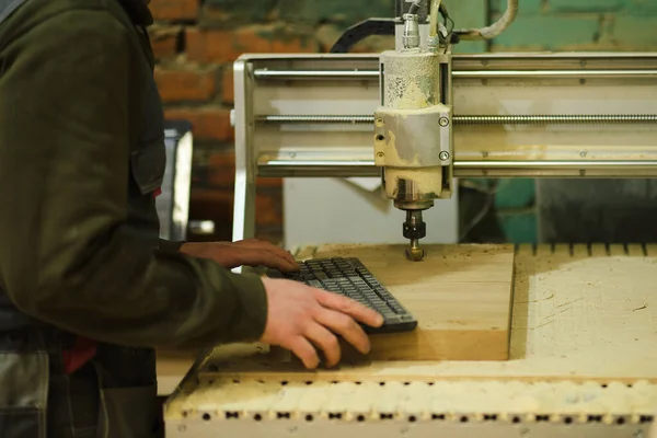 Fraisage d'une planche en bois. Traitement des panneaux de bois sur des fraiseuses à coordonnées CNC. Vidéo au ralenti. Diffusion de la sciure dans différentes directions — Photo