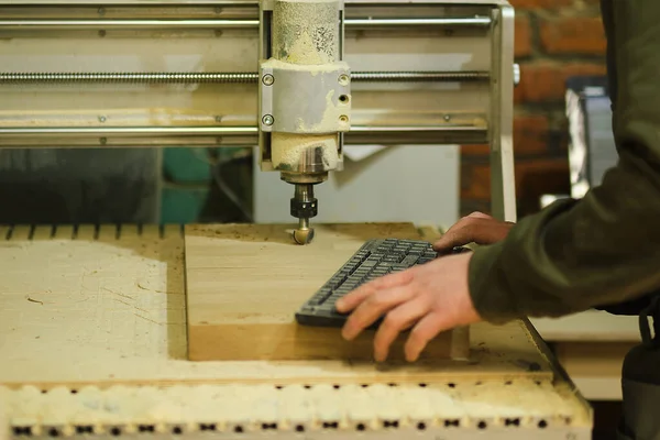 Fraisage d'une planche en bois. Traitement des panneaux de bois sur des fraiseuses à coordonnées CNC. Vidéo au ralenti. Diffusion de la sciure dans différentes directions — Photo