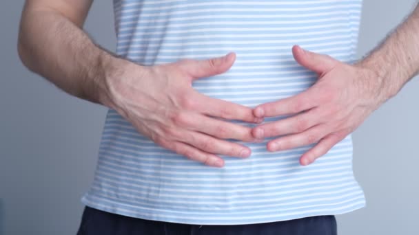 Homme souffrant de douleurs à l'estomac. Homme avec des douleurs abdominales problème de santé inconfort diarrhée fond gris, les gens, les soins de santé et le concept de problème. ralenti, mise au point douce — Video