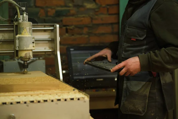 Fraisage d'une planche en bois. Traitement des panneaux de bois sur des fraiseuses à coordonnées CNC. Vidéo au ralenti. Diffusion de la sciure dans différentes directions — Photo