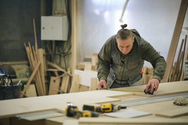 Holzarbeiten und Möbelherstellung. Tischlerei, Holzbearbeitung und Möbelherstellung, professioneller Schreiner, der Holz in der Schreinerei schneidet, Industriekonzept. — Stockfoto