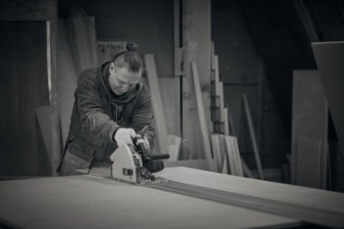 Ahşap işçiliği ve mobilya yapımı. Marangozluk, marangozluk, ahşap işçiliği, profesyonel marangozluk, endüstriyel konsept..