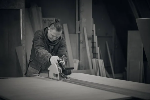 Holzarbeiten und Möbelherstellung. Tischlerei, Holzbearbeitung und Möbelherstellung, professioneller Schreiner, der Holz in der Schreinerei schneidet, Industriekonzept. — Stockfoto