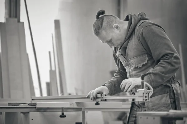Carpintería y fabricación de muebles. Carpintería, carpintería y fabricación de muebles, carpintería profesional cortando madera en carpintería, concepto industrial. — Foto de Stock