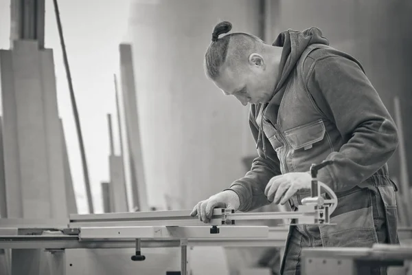 Menuiserie et fabrication de meubles. Menuiserie, menuiserie, ébénisterie, menuiserie professionnelle découpe du bois dans la menuiserie, concept industriel. — Photo