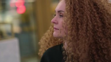 Kadın başka tarafa bakıyor. Ofiste çalışan odaklanmış iş kadınının portresi. Makyajlı çekici bayan yüzü. Ciddi insan duygularını kapat..