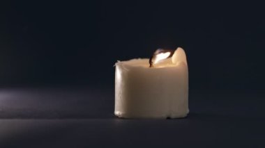 sönmüş beyaz mum siyah arka planda duman, siyah beyaz fotoğraf.