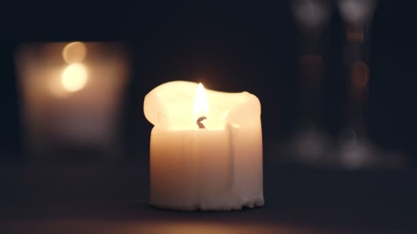 Vela no escuro, posição vela à esquerda da moldura. Decoração de interiores acolhedora casa, queimando velas hygge, decoração e conceito de Natal. velas a arder — Vídeo de Stock