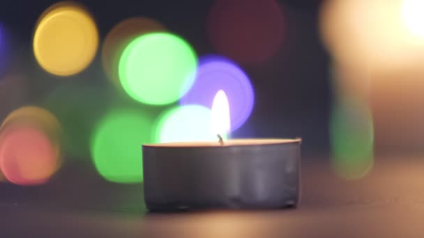 Candela al buio, posizione della candela a sinistra del telaio. Accogliente arredamento d'interni, candele accese hygge, decorazione e concetto di Natale. candele che bruciano — Video Stock