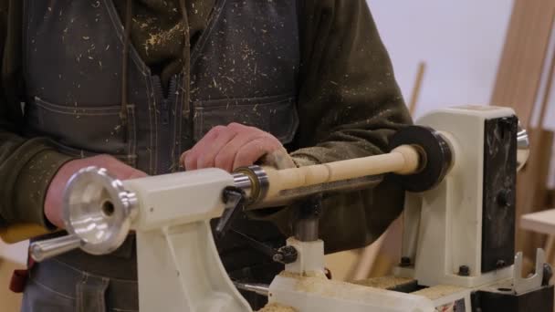Fecha. O carpinteiro na oficina poliu a tábua de madeira com uma lixadeira orbital elétrica. Carpintaria e mobiliário que faz conceito. — Vídeo de Stock