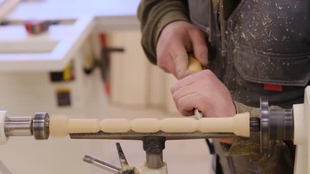 De cerca. Carpintero en taller pule tablero de madera con una lijadora orbital eléctrica. Concepto de carpintería y mobiliario. — Vídeos de Stock