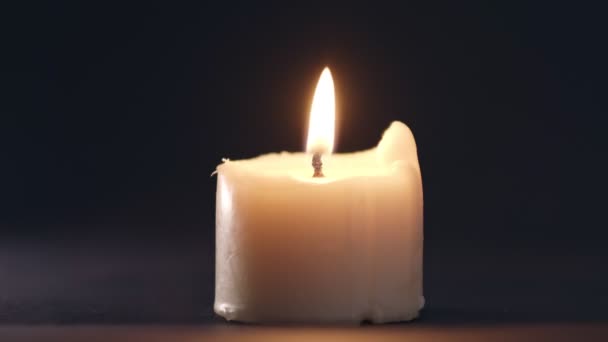 Tek bir beyaz mum yanan cenaze ölümü ölüm ilanı barış arka planı mum ışığı beyaz — Stok video