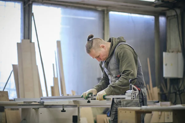 Menuiserie et fabrication de meubles. Menuiserie, menuiserie, ébénisterie, menuiserie professionnelle découpe du bois dans la menuiserie, concept industriel. — Photo