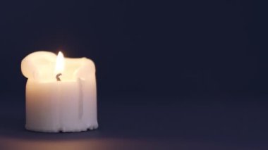 Karanlıkta mum, çerçevenin solunda mum pozisyonu. Ev dekorasyonu, yanan mumlar, süsleme ve noel konsepti. mumlar yanıyor