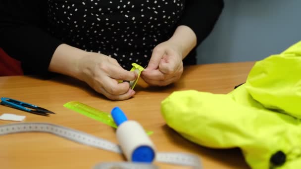 Švadlena pracující s textilem pro šití oděvů. Zavřít náhled na proces šití. Světlo rozmazané pozadí — Stock video