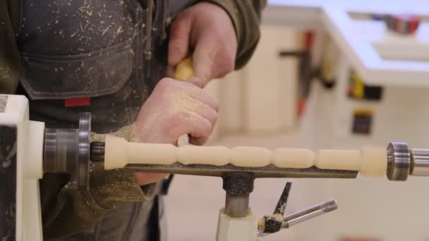 Закрывай. Плотник в мастерской полирует деревянную доску электроорбитальным песком. Концепция производства дерева и мебели. — стоковое видео