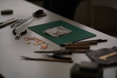 Hala kuyumcu aletlerinin hayatı. Bir kuyumcunun iş yerinin gerçekçi fotoğrafı