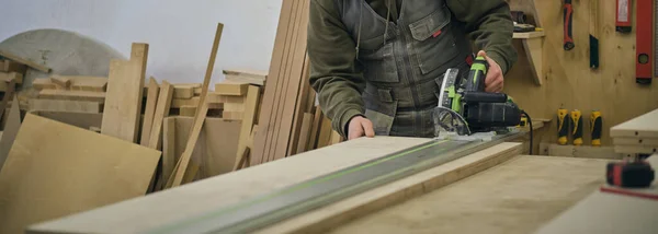 Fabricarea lemnului și a mobilierului. Tâmplărie, prelucrarea lemnului și fabricarea mobilierului, tâmplar profesionist tăiere lemn în magazin de tâmplărie, concept industrial — Fotografie, imagine de stoc