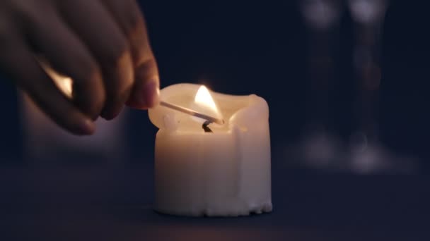 Kerze im Dunkeln, Kerzenposition links vom Rahmen. Gemütliche Wohnkultur, brennende Kerzen, Dekoration und weihnachtliches Konzept. Kerzen brennen — Stockvideo